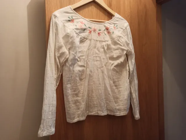 Blusa bordada flores entretiempo