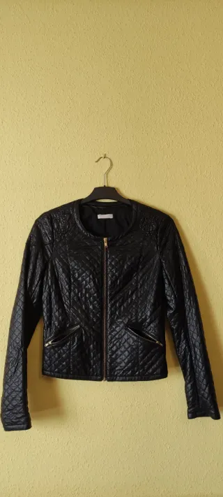 Cazadora negra imitación piel