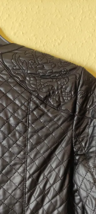 Cazadora negra imitación piel