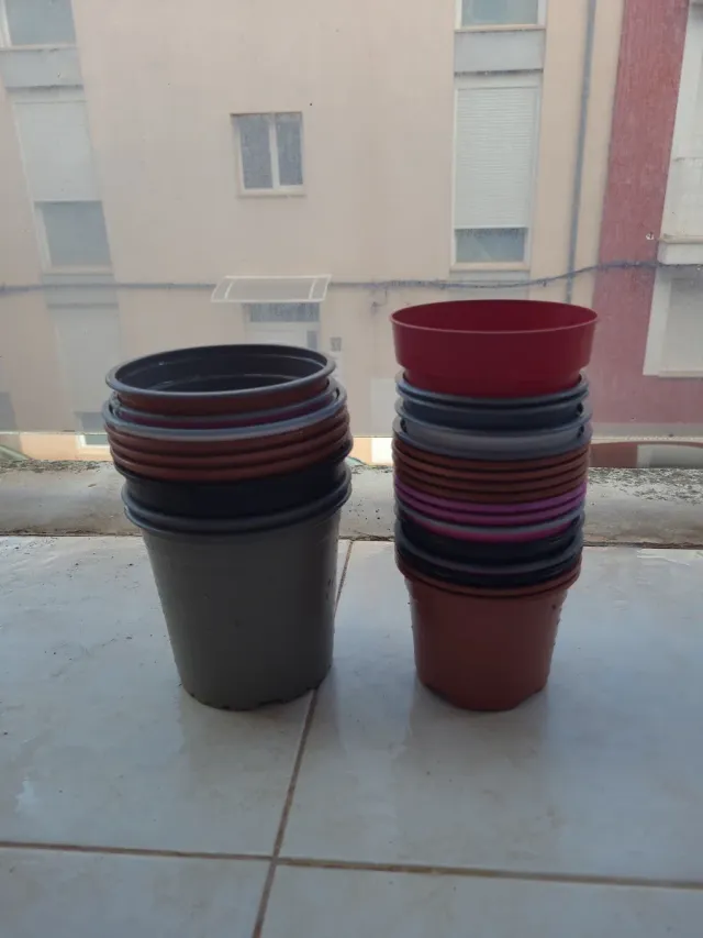 Set de macetas pequeñas de plástico (27 unidades)