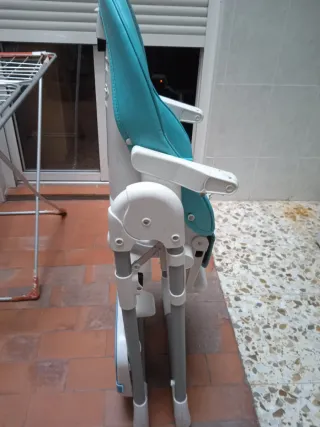 Trona azul con arnés