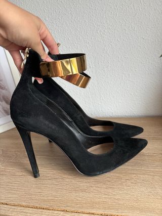 Zapatos tacón Zara negros y dorados T40
