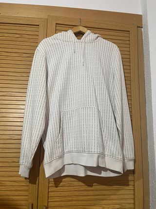 Sudadera blanca con letras verticales