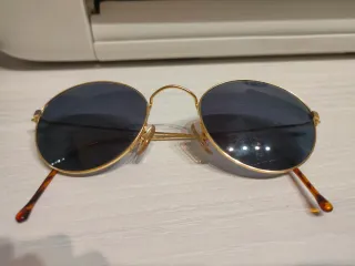 Gafas de sol doradas y marrones
