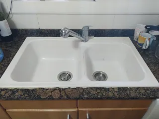 Fregadero de resina blanco