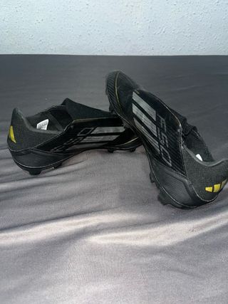 Botas de fútbol Adidas F50 Negras y Doradas