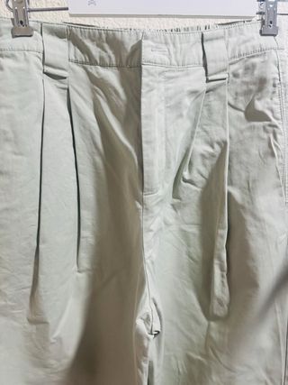 Pantalón mum fit de pinzas de Mango