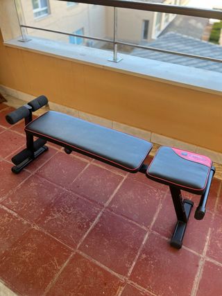 Banco de pesas reclinable.