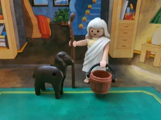 Playmobil Pastora con Oveja y Cubo