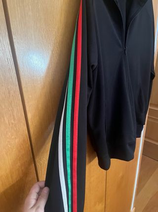 Chaqueta deportiva negra con rayas