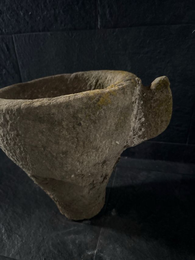 Mortero antiguo de piedra con asas
