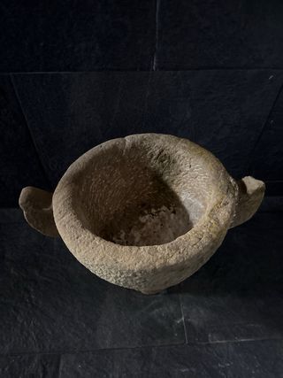 Mortero antiguo de piedra con asas