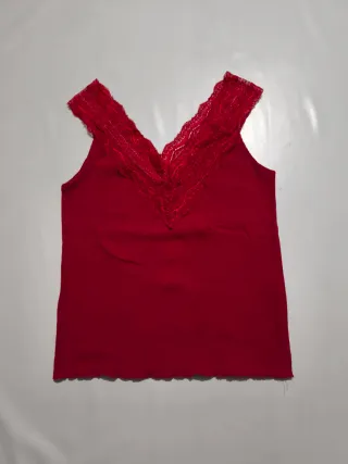 Camiseta roja con encaje