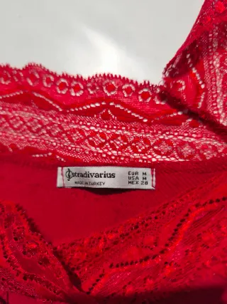 Camiseta roja con encaje