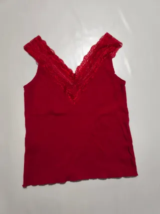 Camiseta roja con encaje