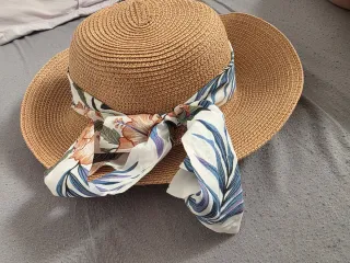 Sombrero de playa con pañuelo floral