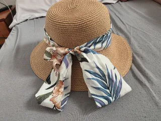 Sombrero de playa con pañuelo floral