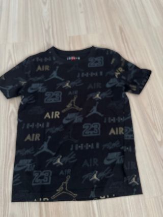Camiseta Jordan Negra y Dorada