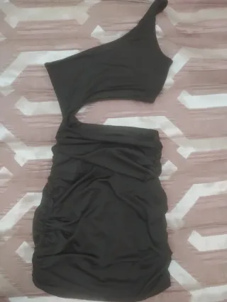 Vestido negro corto con escote asimétrico