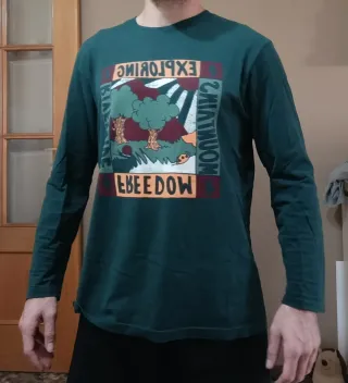 Camiseta manga larga verde estampado montaña