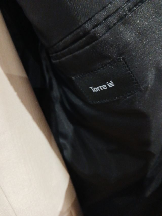 Chaque negro con pantalón raya diplomatica y chale