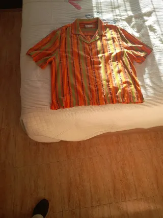 Camisa de rayas verde y naranja