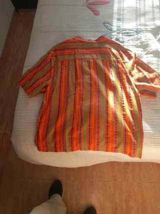 Camisa de rayas verde y naranja