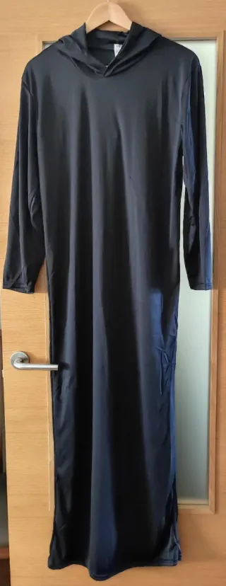 Capa con capucha negra