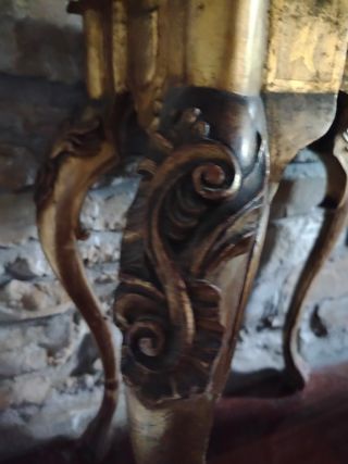 Mesa auxiliar dorada estilo antiguo