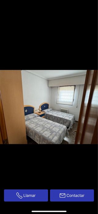 Juego de dormitorio : 2 camas y mesita