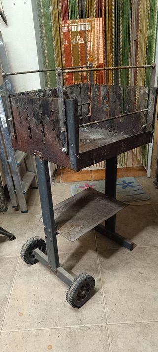 Asador BBQ con ruedas y soporte