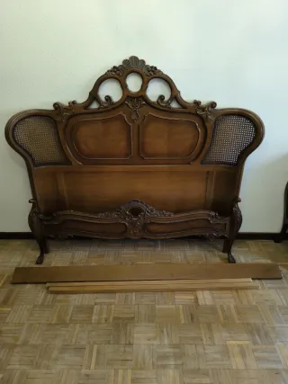 Cama de madera con ratán