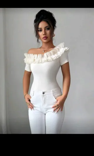 Camiseta blanca con volantes