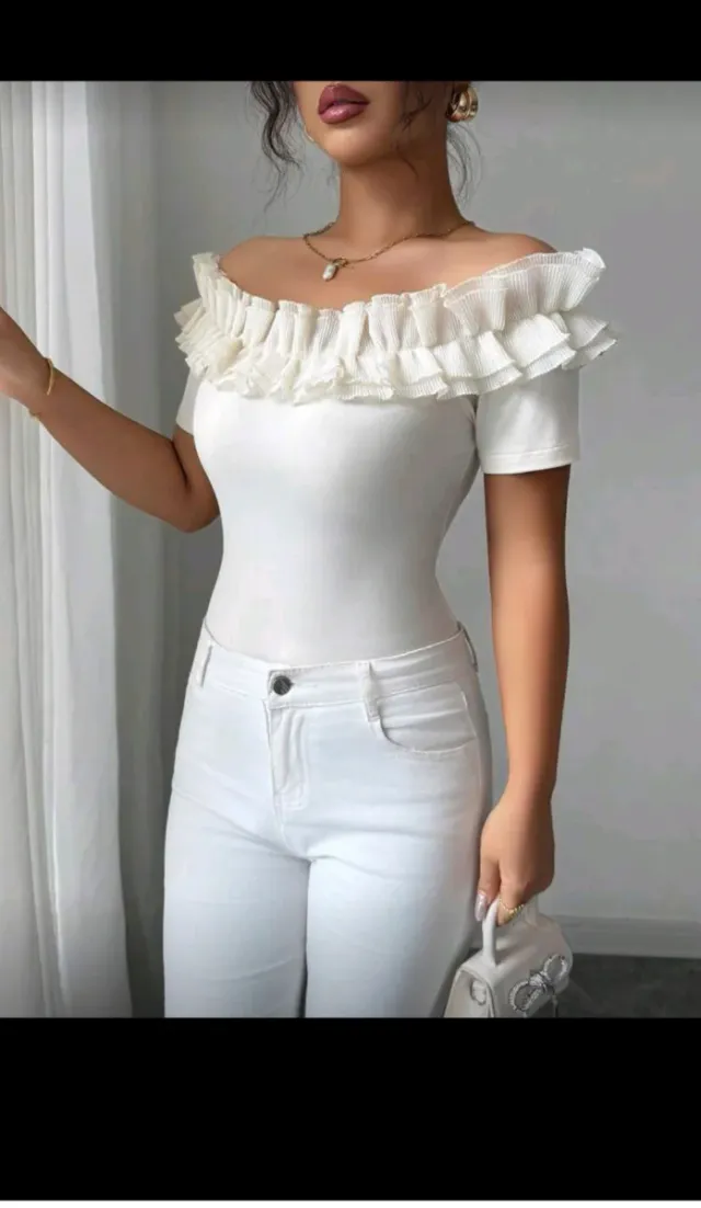 Camiseta blanca con volantes