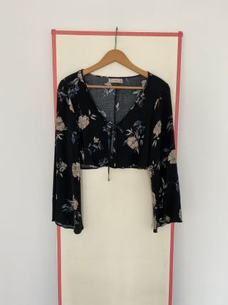 Top corto floral negro de Pull and Bear – talla S