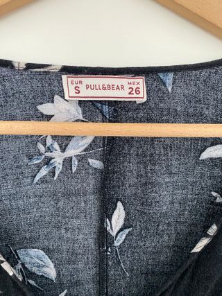Top corto floral negro de Pull and Bear – talla S