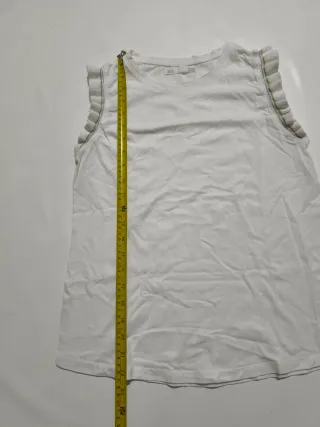 Camiseta blanca sin mangas con volantes