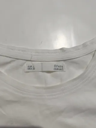 Camiseta blanca sin mangas con volantes