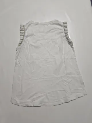 Camiseta blanca sin mangas con volantes