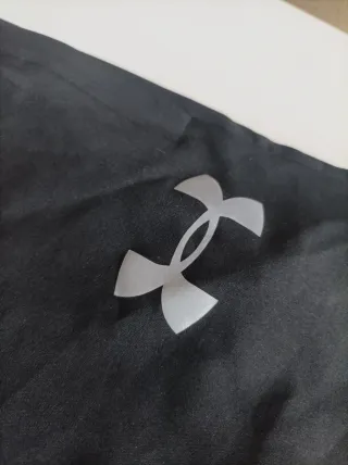Pantalón corto deportivo Under Armour negro