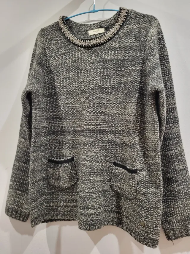 Jersey Amichi con pedrería en el cuello talla L