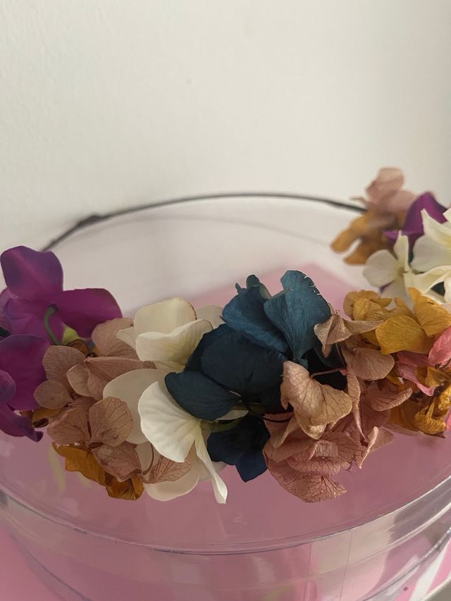 Tiara de flores preservadas para evento
