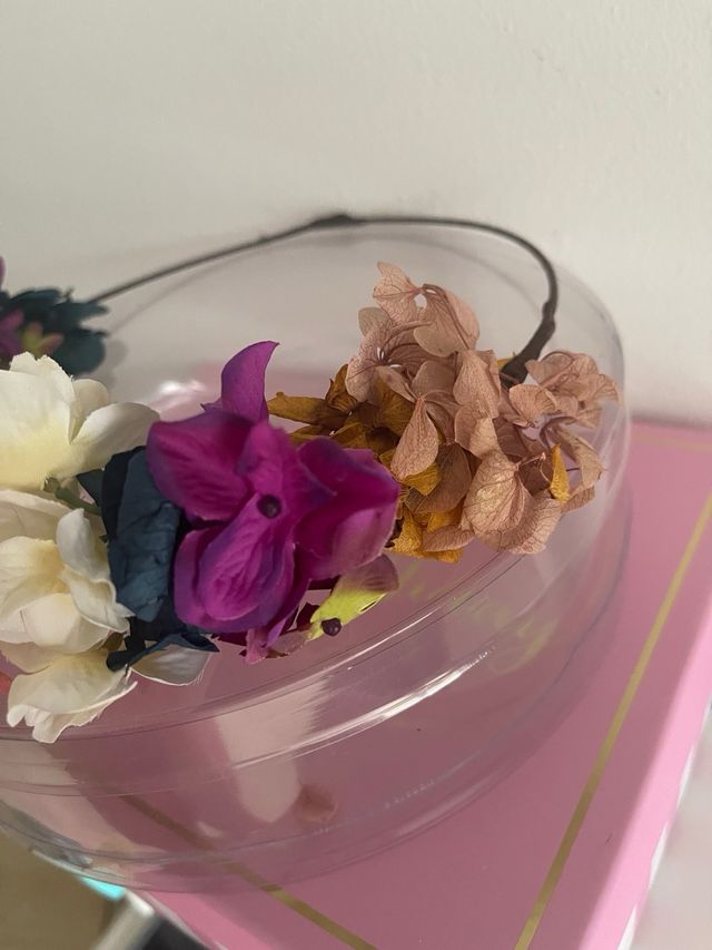 Tiara de flores preservadas para evento
