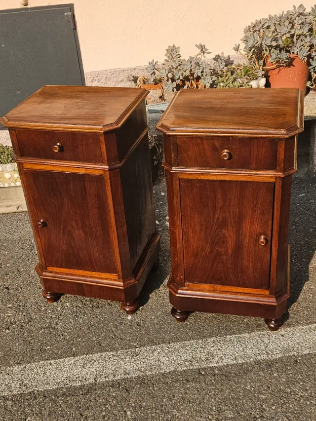 Coppia comodini antichi noce restaurati