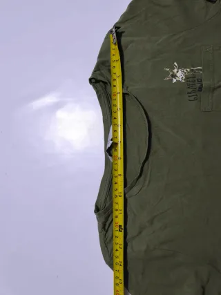 Camiseta verde con jirafa