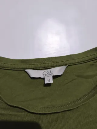 Camiseta verde con jirafa