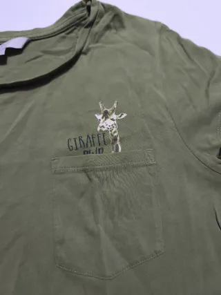 Camiseta verde con jirafa