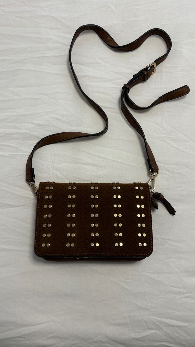 Bolso de ante con tachuelas