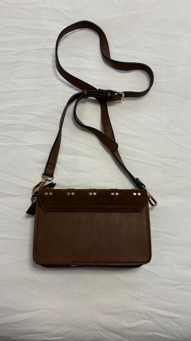 Bolso de ante con tachuelas