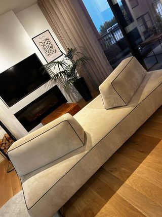 Divano bifacciale in velluto beige con bordo nero